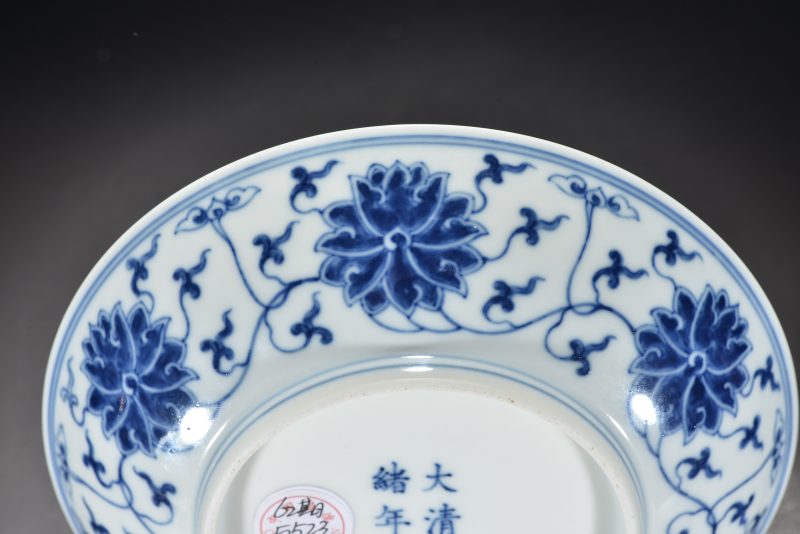清 青花缠枝莲纹盘 - 图6