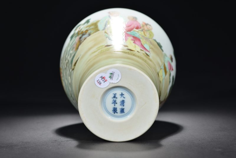 清 粉彩人物梅瓶 - 图5