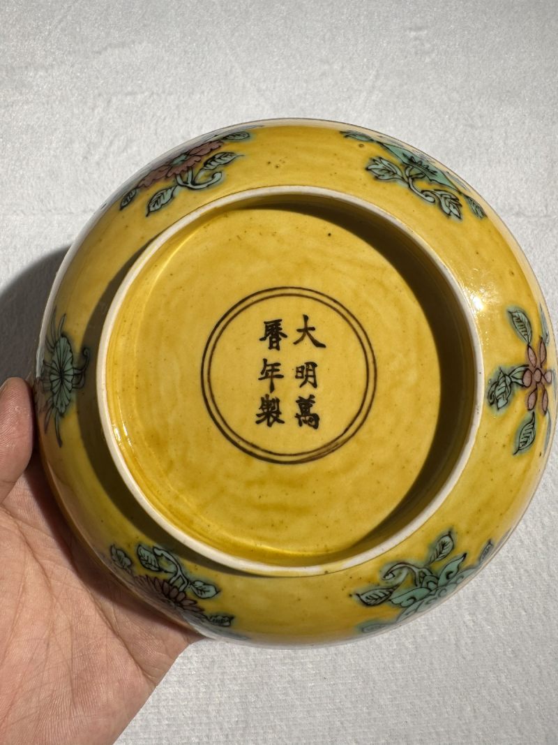 清康熙 黄地五彩双龙戏珠盘 - 图3