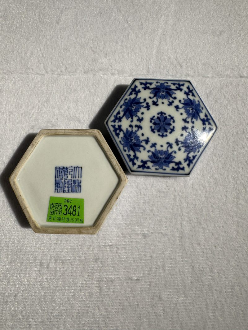 清乾隆 青花缠枝莲纹六角印泥盒 - 图2