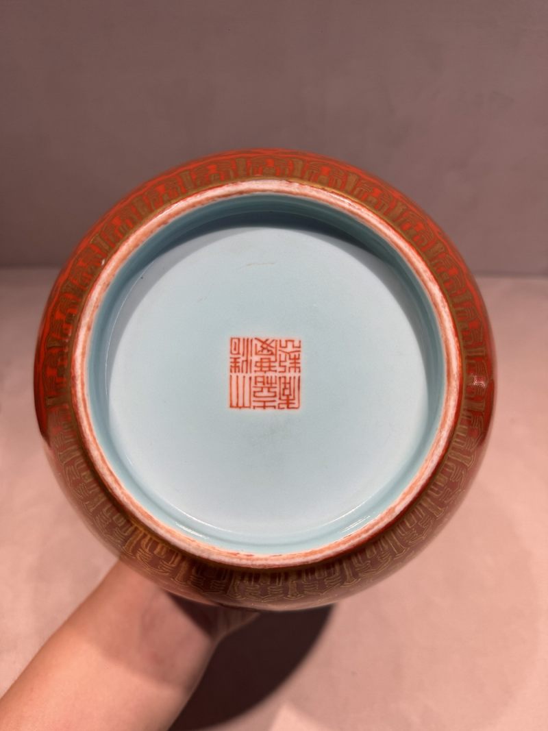 清嘉庆 珊瑚红地描金彩缠枝西番莲寿字纹五岳瓶 - 图8