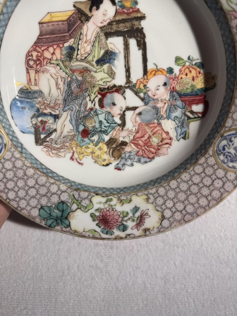 清雍正 广珐琅画仕女婴戏猜拳图折腰盘（唐金堂绘） - 图14