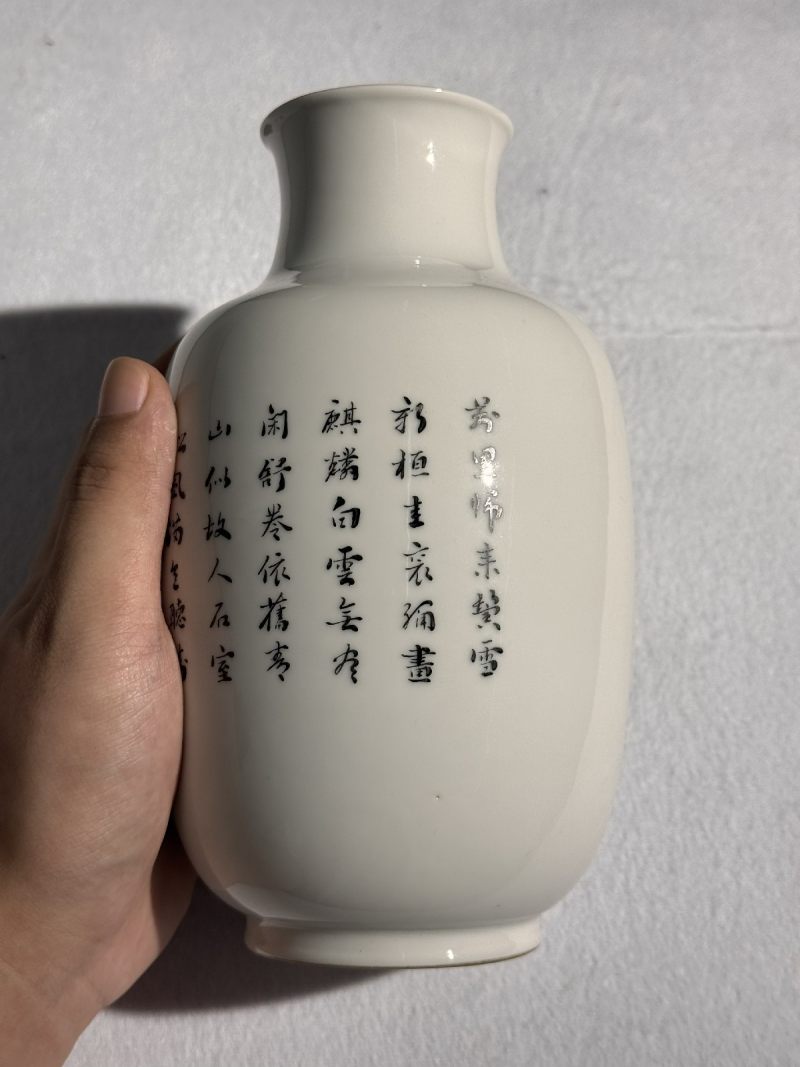民国 汪晓棠制粉彩人物诗文觯瓶（原配座，木箱） - 图5
