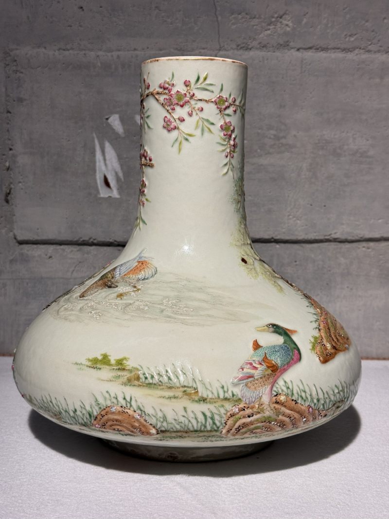 清中期 粉彩雕瓷鸳鸯戏水荸荠瓶 - 图2
