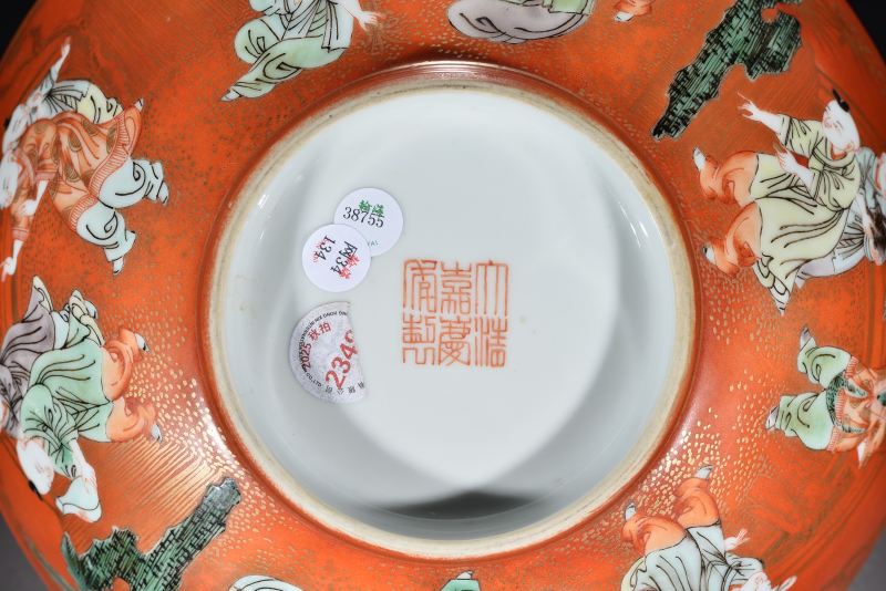 清 珊瑚地粉彩描金童子大碗 - 图8