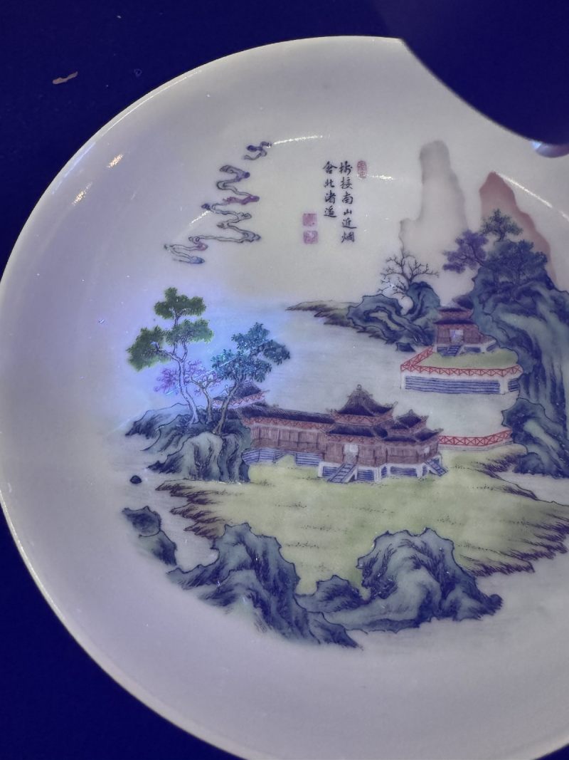 乾隆款 珐琅彩外胭脂红山水楼阁图盘 - 图8