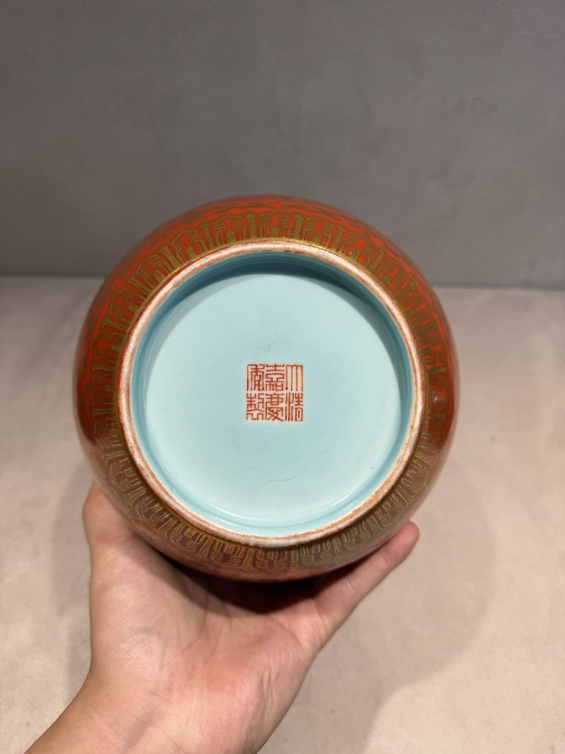 清嘉庆 珊瑚红地描金彩缠枝西番莲寿字纹五岳瓶 - 图9