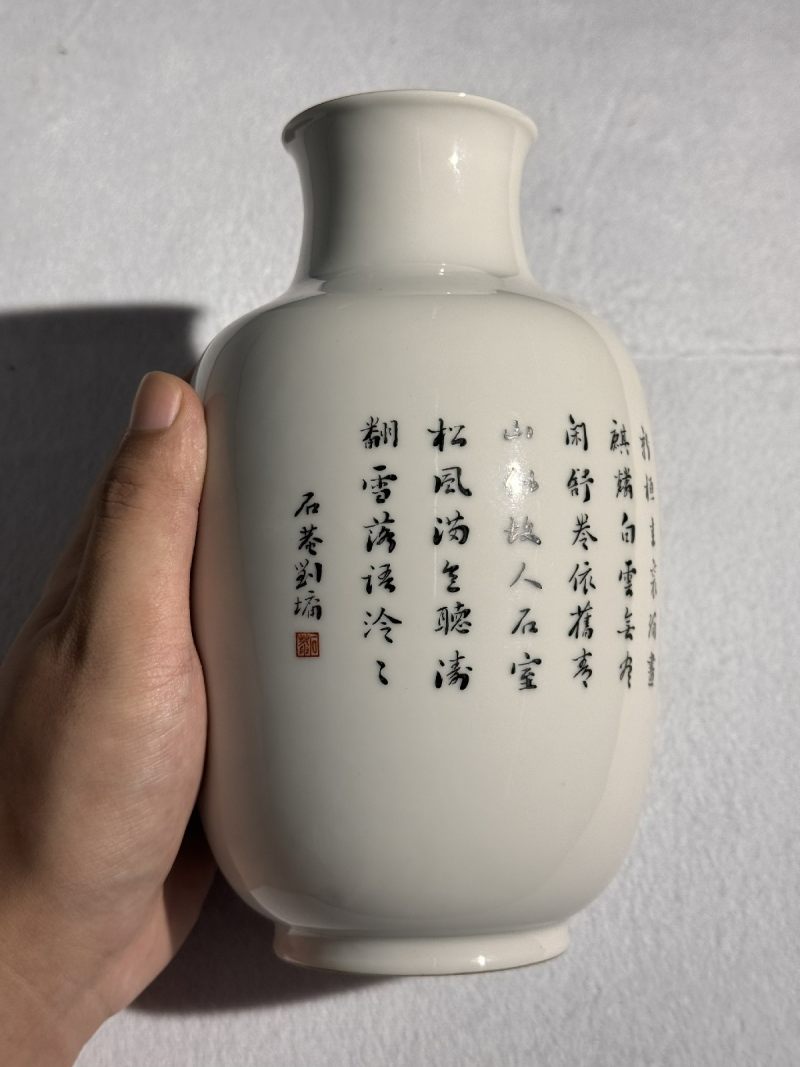 民国 汪晓棠制粉彩人物诗文觯瓶（原配座，木箱） - 图6