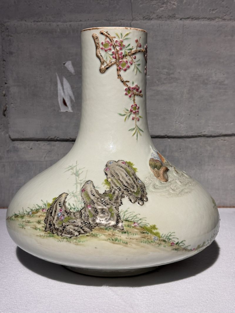 清中期 粉彩雕瓷鸳鸯戏水荸荠瓶 - 图3