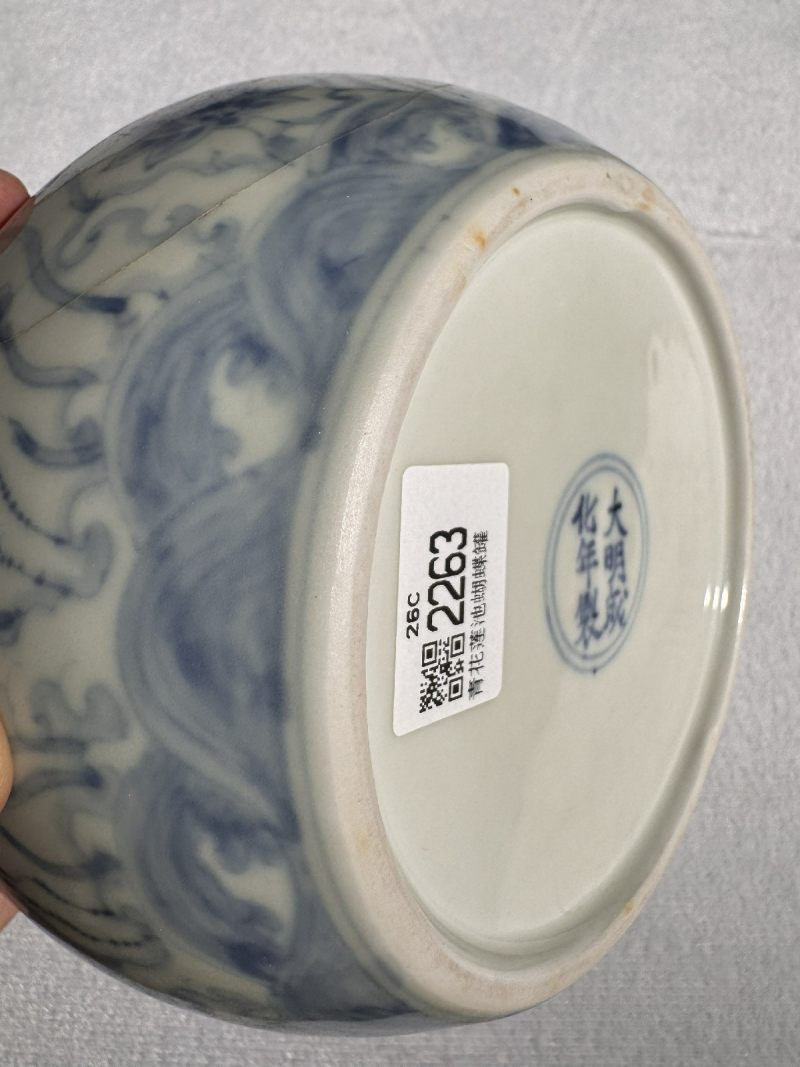 明成化 青花莲池蝴蝶罐 - 图11