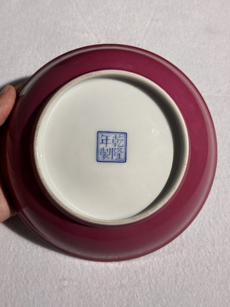 乾隆款 珐琅彩外胭脂红山水楼阁图盘 - 图9