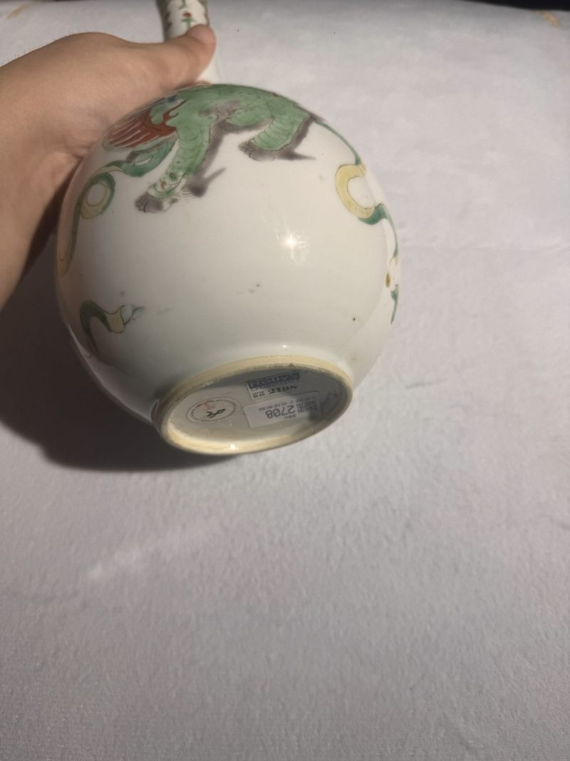 清康熙 五彩狮子戏球胆瓶 - 图8