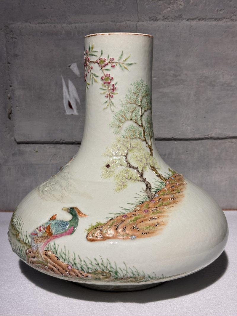 清中期 粉彩雕瓷鸳鸯戏水荸荠瓶 - 图4