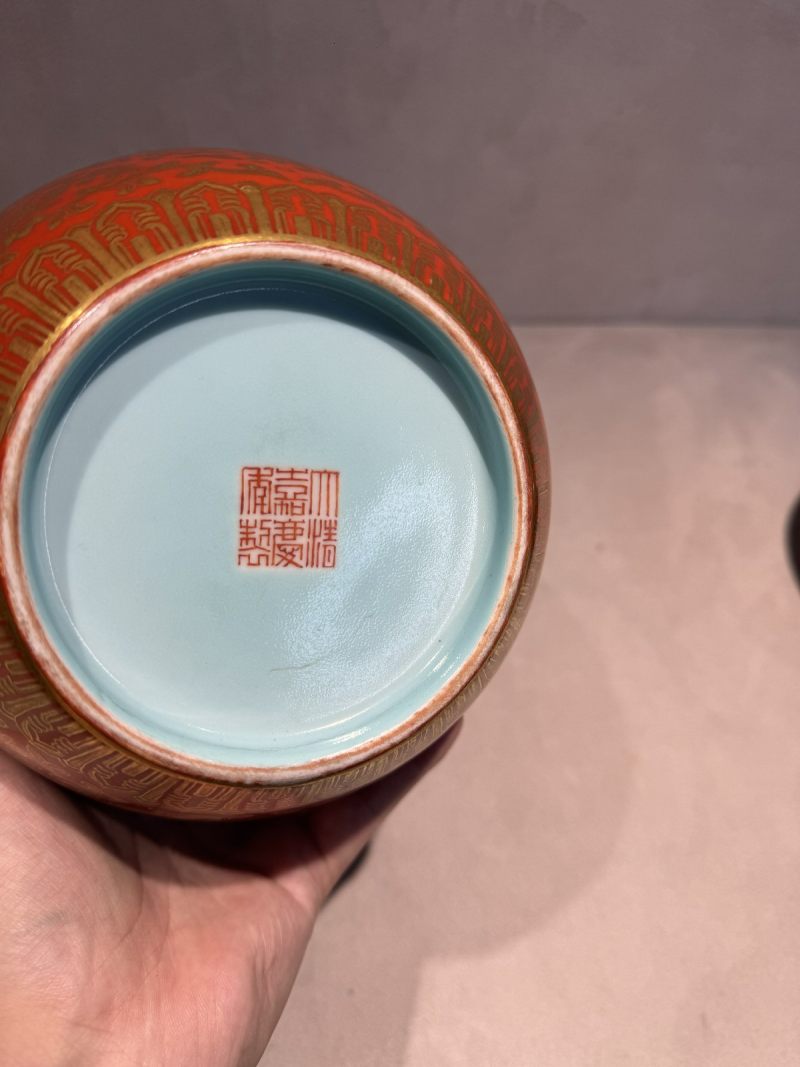 清嘉庆 珊瑚红地描金彩缠枝西番莲寿字纹五岳瓶 - 图10