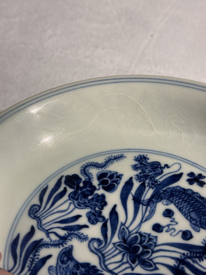 明宣德 模印龙纹青花鱼藻纹盘 - 图15