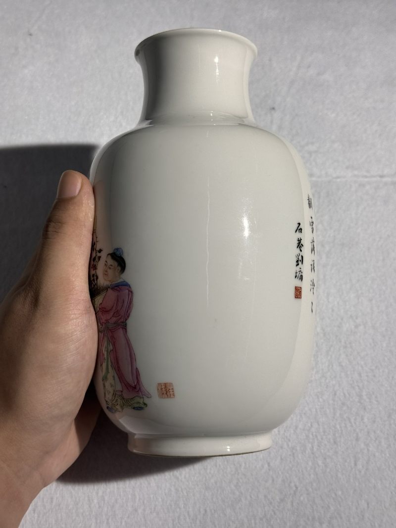 民国 汪晓棠制粉彩人物诗文觯瓶（原配座，木箱） - 图7