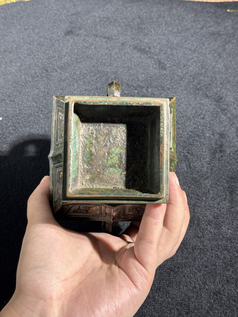 明 铜嵌金银双龙耳汉壶方尊 - 图8