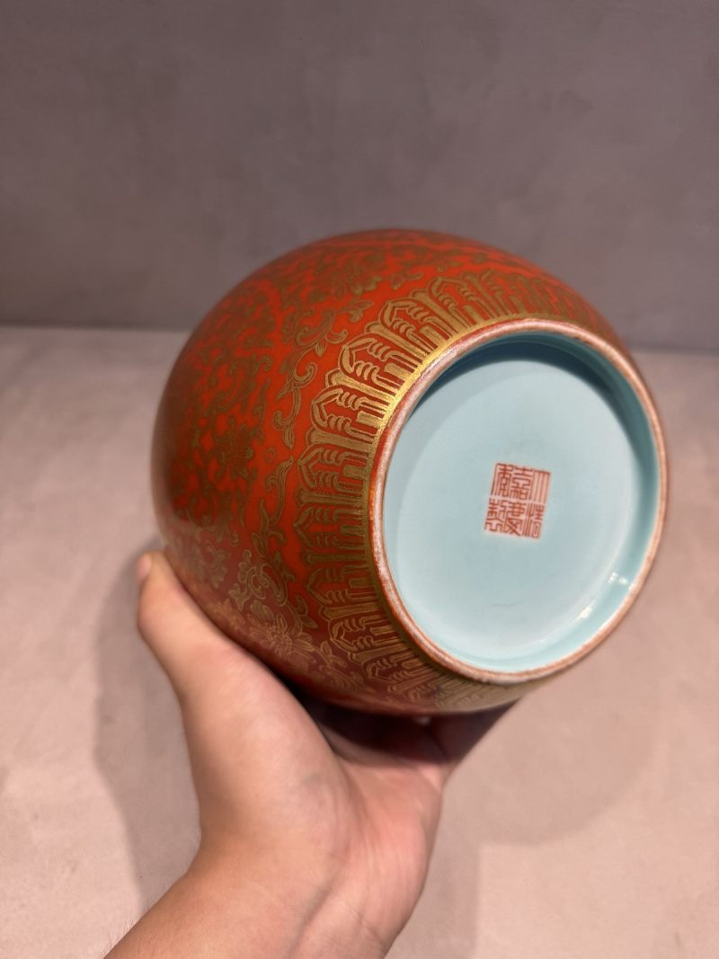 清嘉庆 珊瑚红地描金彩缠枝西番莲寿字纹五岳瓶 - 图11