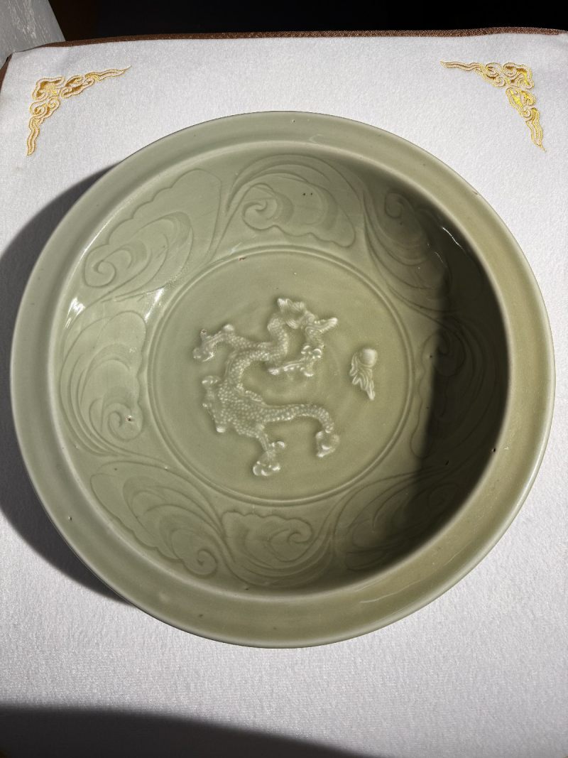 元 龙泉窑塑雕龙纹折沿盘 - 图9