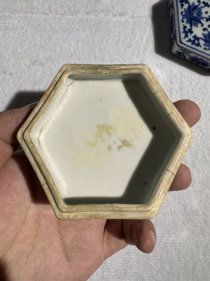 清乾隆 青花缠枝莲纹六角印泥盒 - 图7
