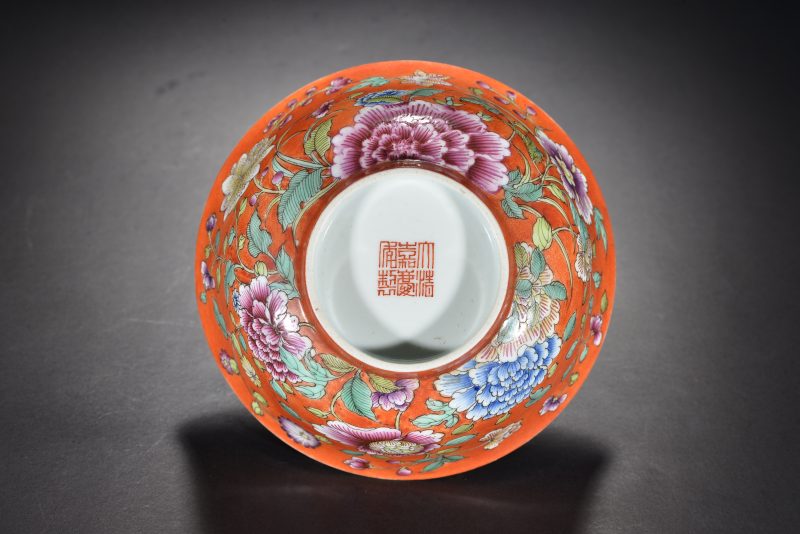 清 珊瑚红地花卉纹碗 - 图6