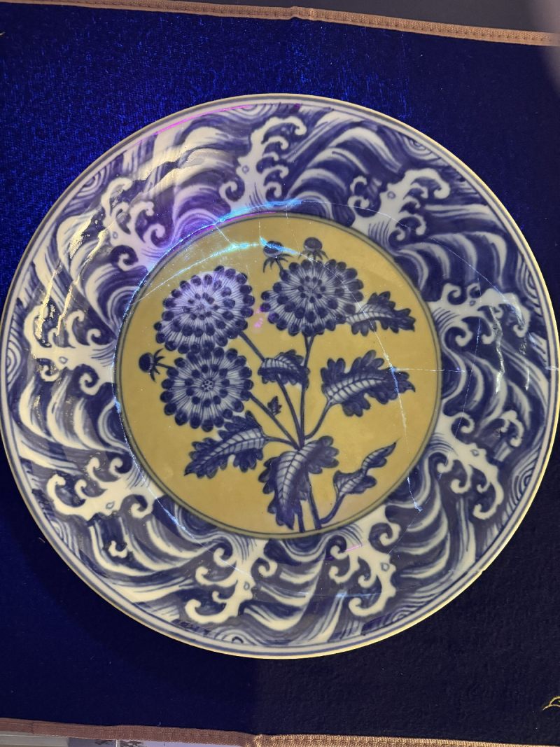 明宣德 黄地青花菊花纹大盘 - 图3