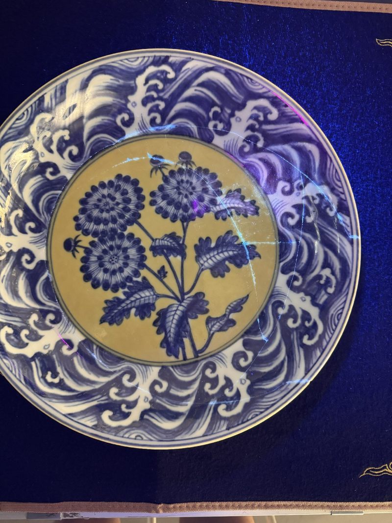 明宣德 黄地青花菊花纹大盘 - 图4