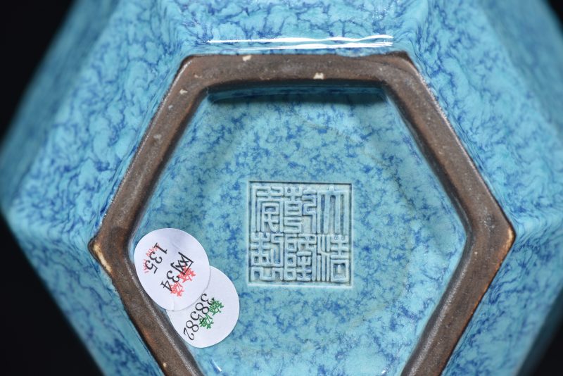 清 炉钧釉弦纹六方瓶 - 图6