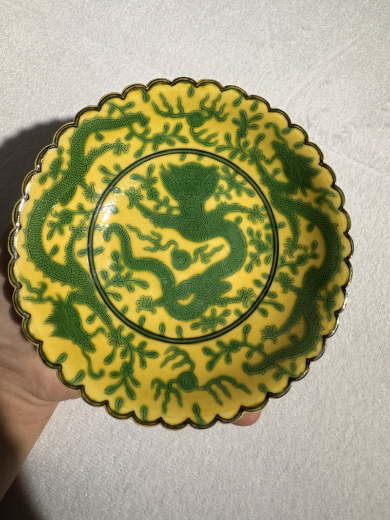 清乾隆 黄地绿彩穿花游龙纹花口碟 - 图4
