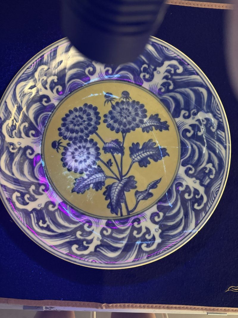 明宣德 黄地青花菊花纹大盘 - 图5