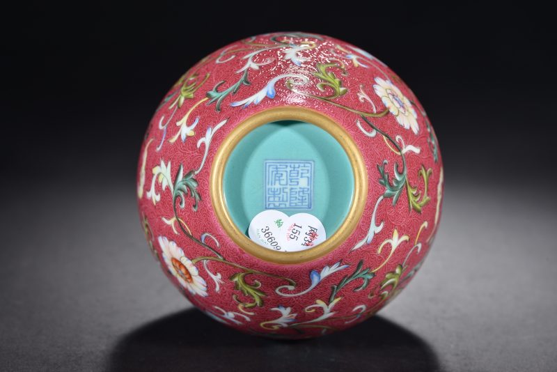清 胭脂地轧道花卉纹瓶 - 图5