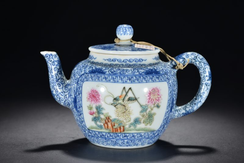 清 青花粉彩花蝶草虫纹茶壶 - 图1