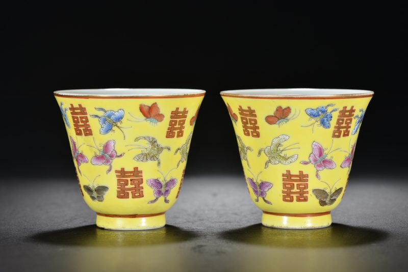 清 黄釉粉彩喜字蝴蝶纹杯（2件）