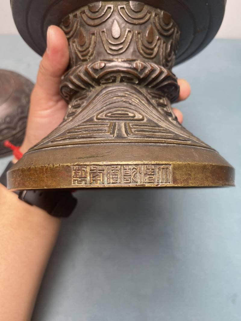清乾隆 “大清乾隆年制”款铜几何纹豆一对 - 图31