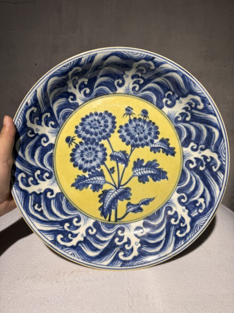 明宣德 黄地青花菊花纹大盘 - 图6