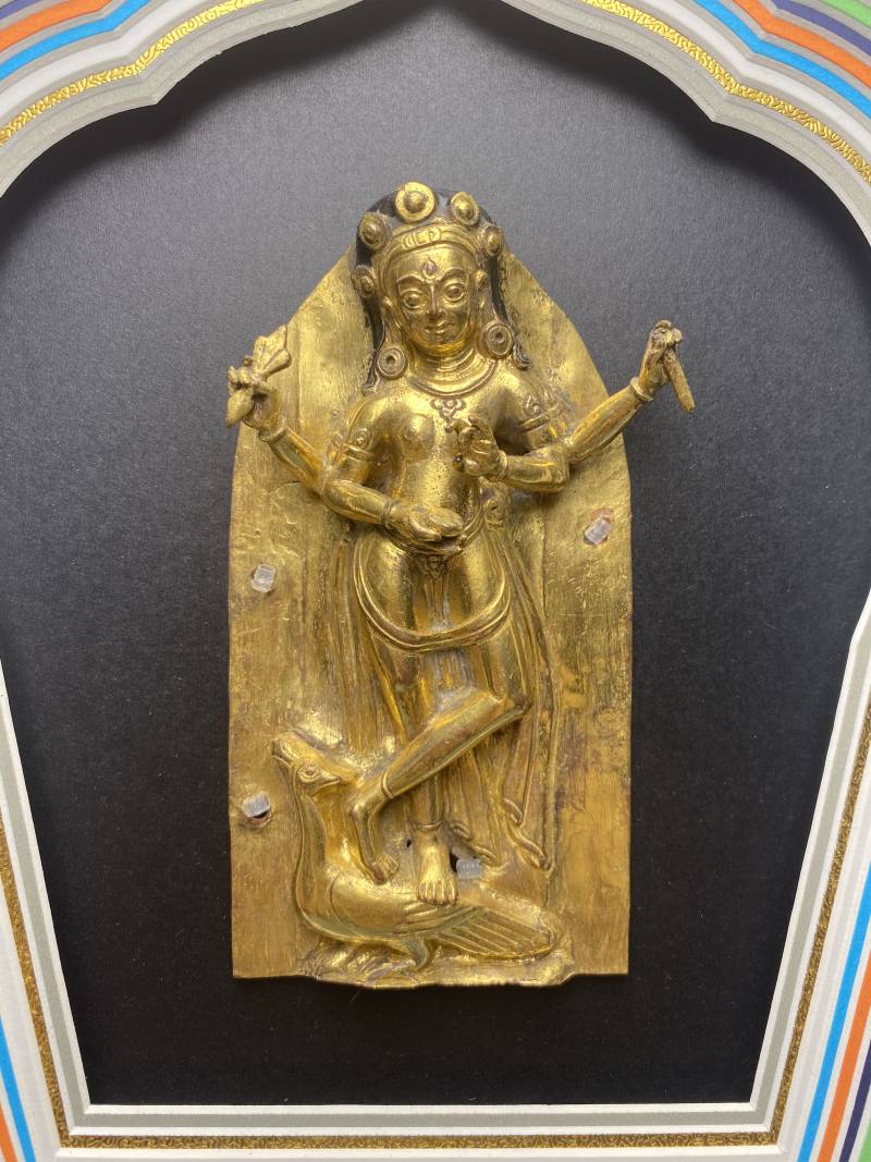 十五世纪 尼泊尔马拉王朝铜鎏金供养天女立像 - 图4