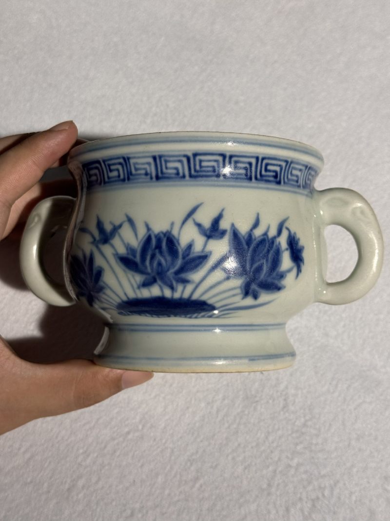明成化 青花荷花纹象耳炉 - 图2