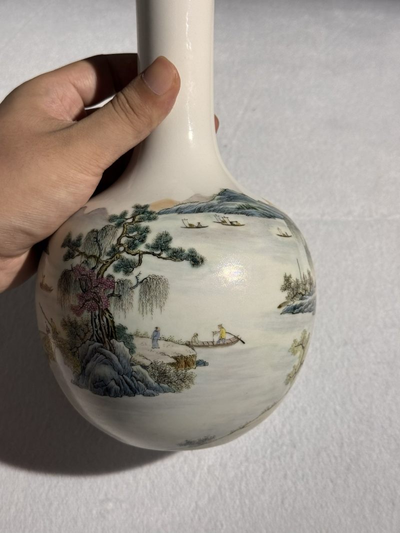 民国 粉彩山水人物天球瓶 - 图3