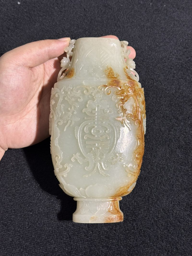清乾隆 白玉扁钮盖花耳寿字纹扁肚瓶 - 图7