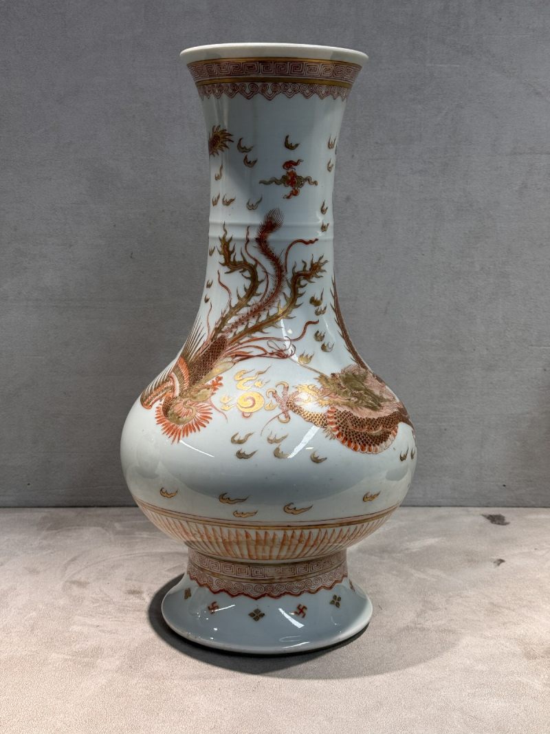 清康熙 矾红描金龙凤呈祥纹琵琶尊 - 图2