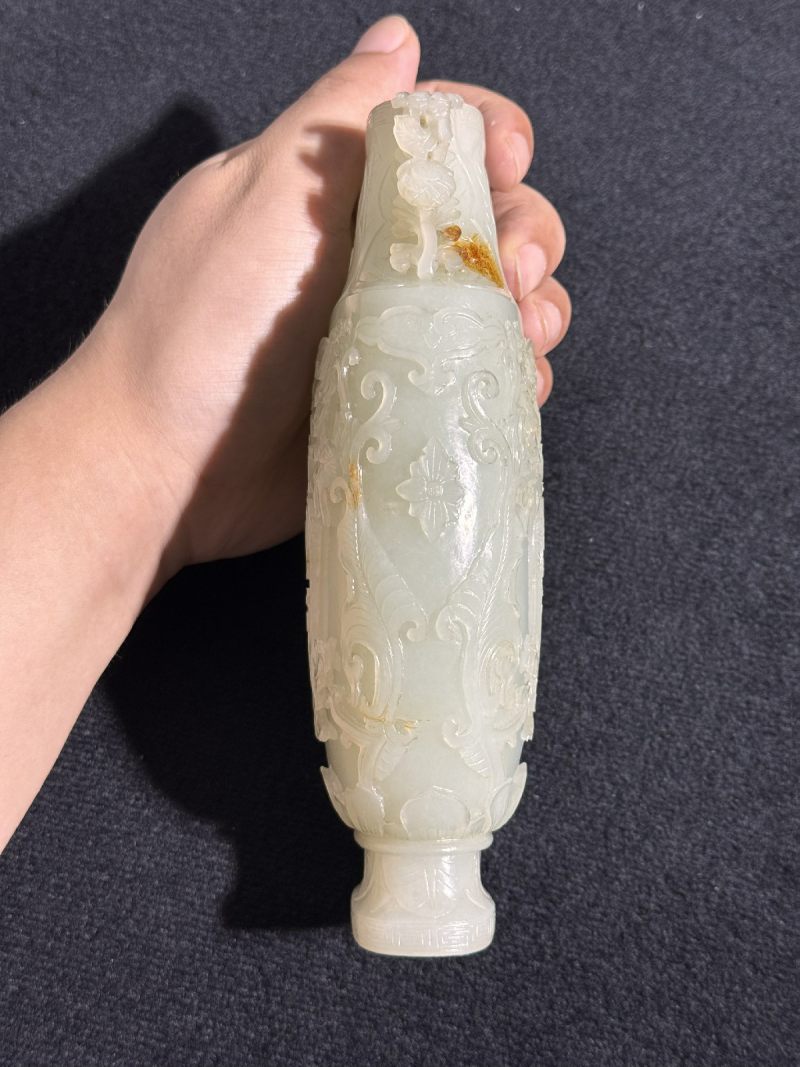 清乾隆 白玉扁钮盖花耳寿字纹扁肚瓶 - 图14