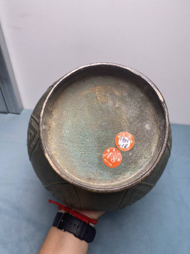 明 铜错金银兽面蕉叶纹铺首衔环壶 - 图15