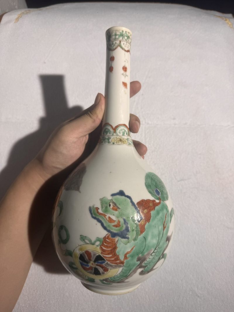 清康熙 五彩狮子戏球胆瓶 - 图2