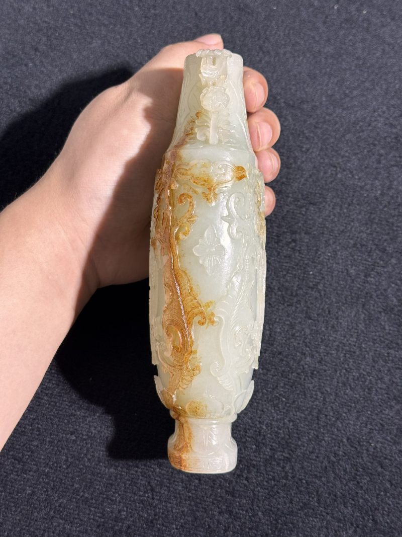 清乾隆 白玉扁钮盖花耳寿字纹扁肚瓶 - 图8