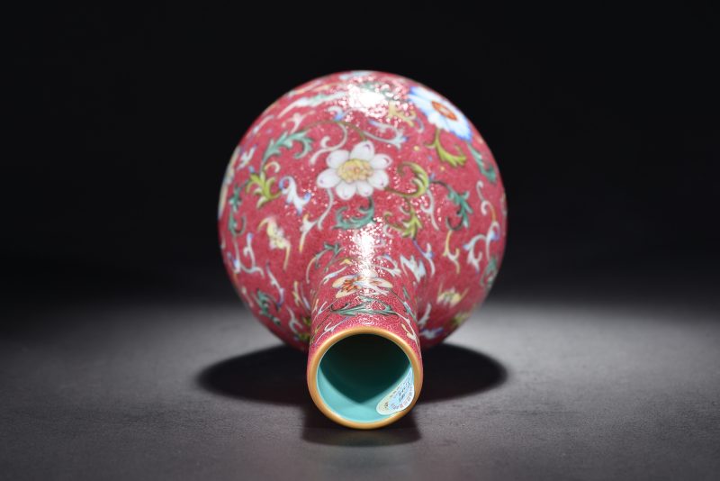 清 胭脂地轧道花卉纹瓶 - 图7