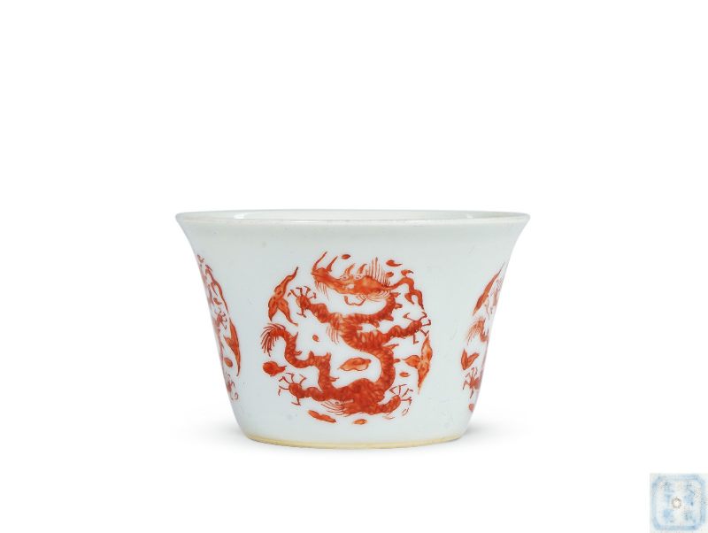 清康熙 矾红团龙纹马蹄杯 - 图1