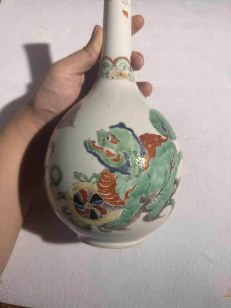 清康熙 五彩狮子戏球胆瓶 - 图3