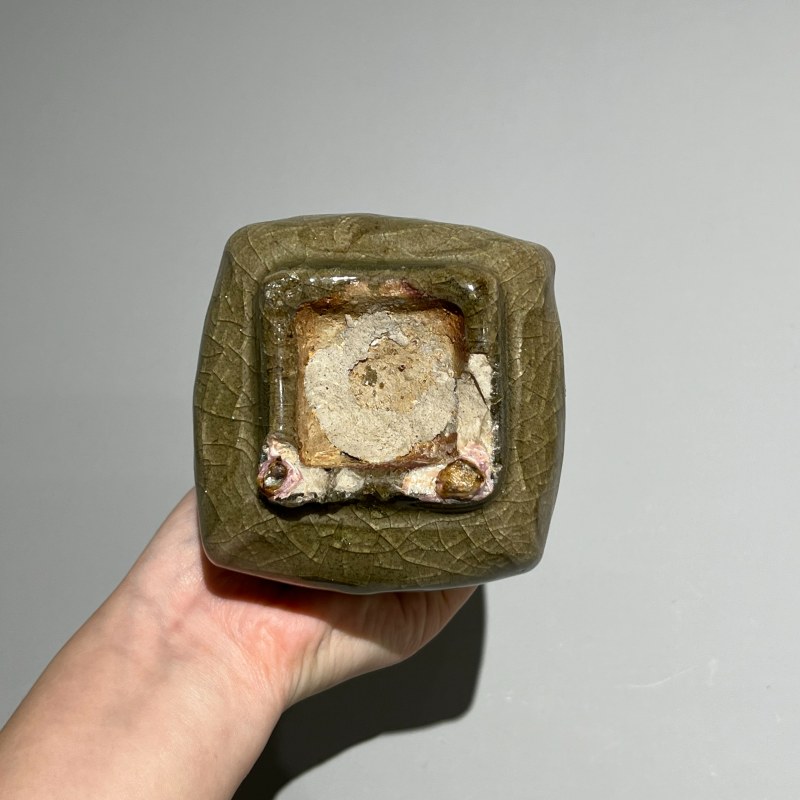 明代 龙泉窑青釉印花四方瓶一对 - 图7