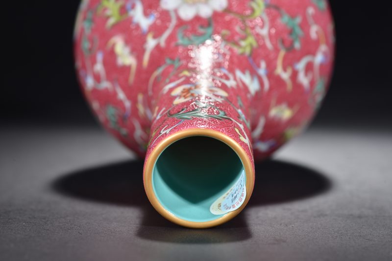 清 胭脂地轧道花卉纹瓶 - 图8