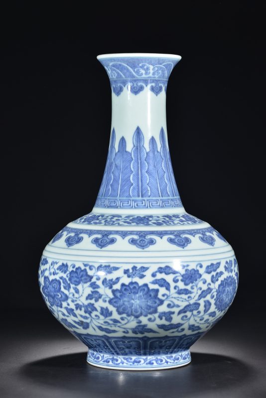 清 青花缠枝莲纹赏瓶 - 图1